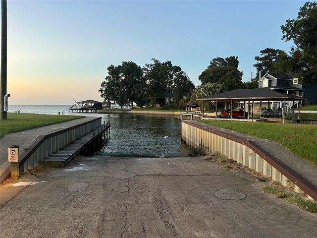300 Water View Drive, Livingston, TX 77351