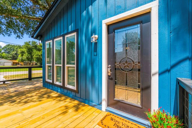 300 Water View Drive, Livingston, TX 77351