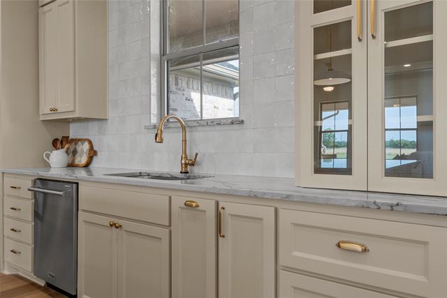 132 Water View Lane, Robinson, TX 76706