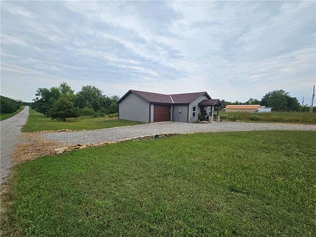 2 Illinois Drive, Linn Valley, KS 66040