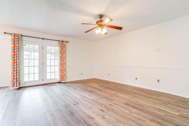 828 Lynne Lane, Burleson, TX 76028