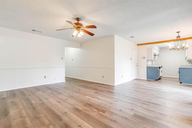 828 Lynne Lane, Burleson, TX 76028