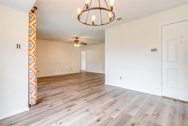 828 Lynne Lane, Burleson, TX 76028