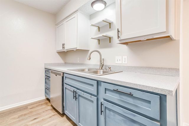 828 Lynne Lane, Burleson, TX 76028
