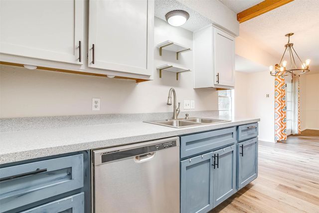 828 Lynne Lane, Burleson, TX 76028