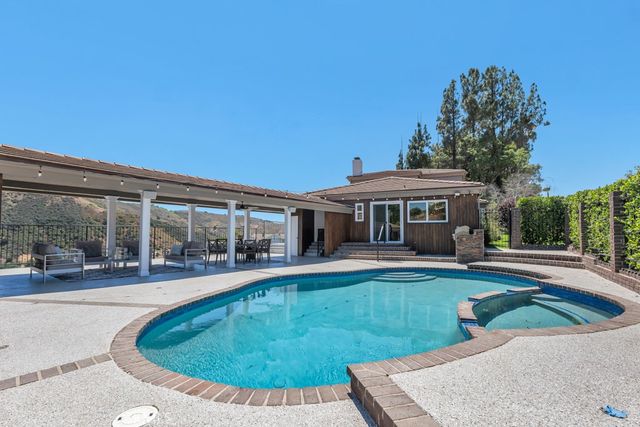 30 Stagecoach Road, Bell Canyon, CA 91307