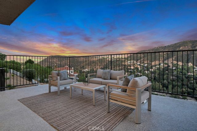 30 Stagecoach Road, Bell Canyon, CA 91307