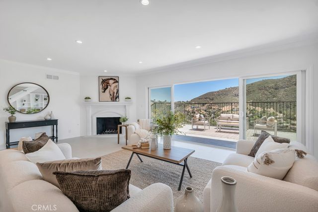 30 Stagecoach Road, Bell Canyon, CA 91307