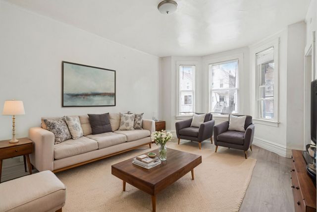 8231 S Coles Avenue, Chicago, IL 60617