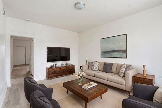 8231 S Coles Avenue, Chicago, IL 60617