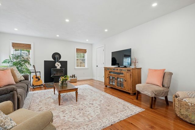 171 Whitins Rd, Sutton, MA 01590