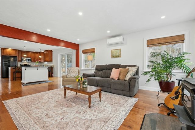 171 Whitins Rd, Sutton, MA 01590