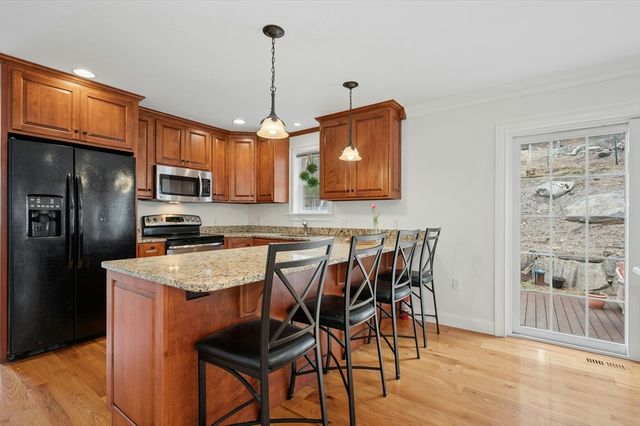 171 Whitins Rd, Sutton, MA 01590