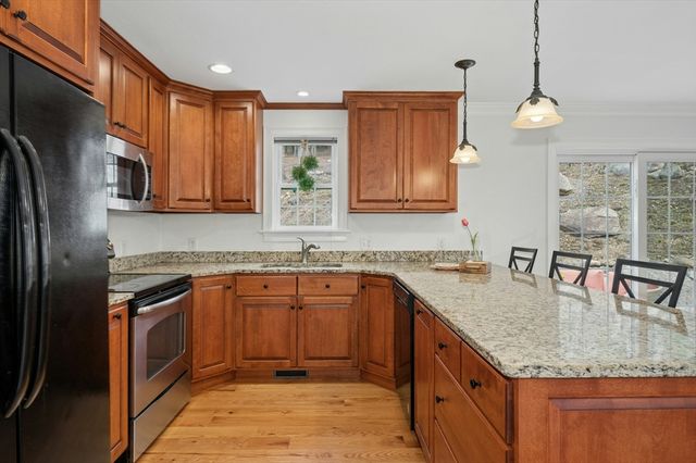 171 Whitins Rd, Sutton, MA 01590