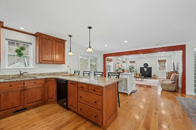 171 Whitins Rd, Sutton, MA 01590
