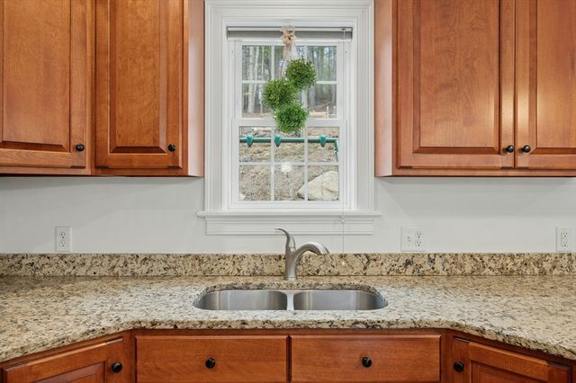 171 Whitins Rd, Sutton, MA 01590