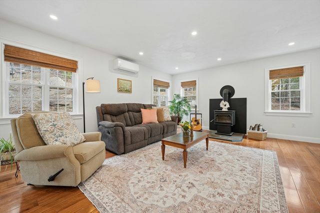 171 Whitins Rd, Sutton, MA 01590