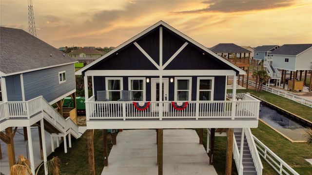 1041 Sunset Circle W, Crystal Beach, TX 77650