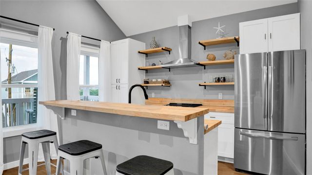 1041 Sunset Circle W, Crystal Beach, TX 77650