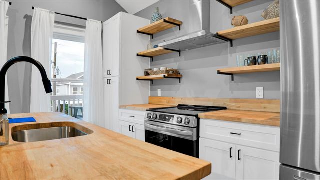 1041 Sunset Circle W, Crystal Beach, TX 77650