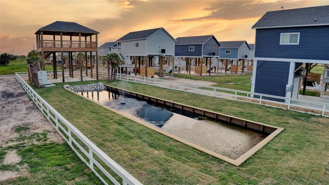 1041 Sunset Circle W, Crystal Beach, TX 77650