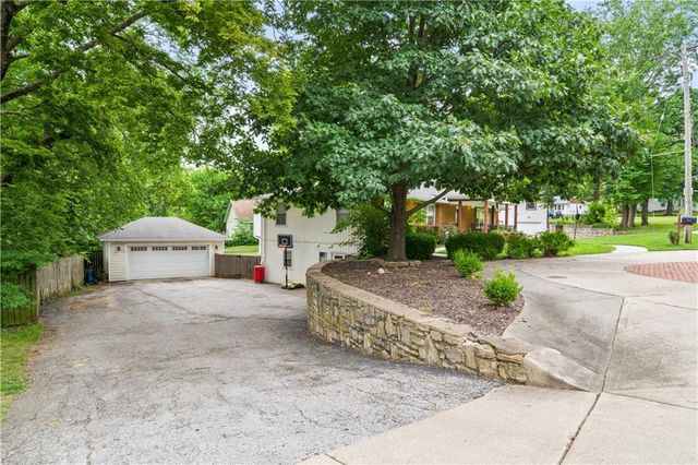 7623 W 52ND Street, Overland Park, KS 66202