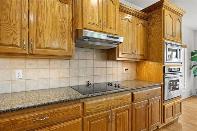 24503 E Woodland Circle, Lee's Summit, MO 64086