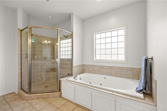 24503 E Woodland Circle, Lee's Summit, MO 64086
