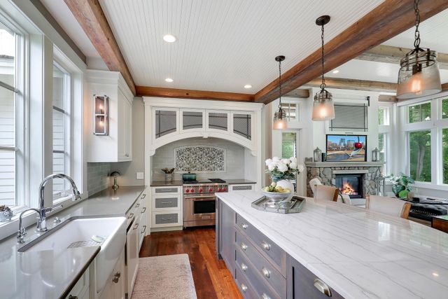 415 Carpenters Pt, Wayzata, MN 55391