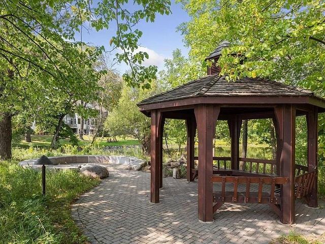 415 Carpenters Pt, Wayzata, MN 55391