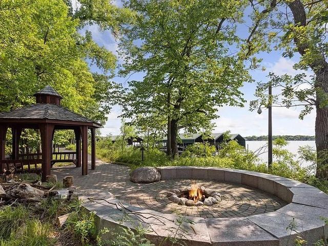 415 Carpenters Pt, Wayzata, MN 55391