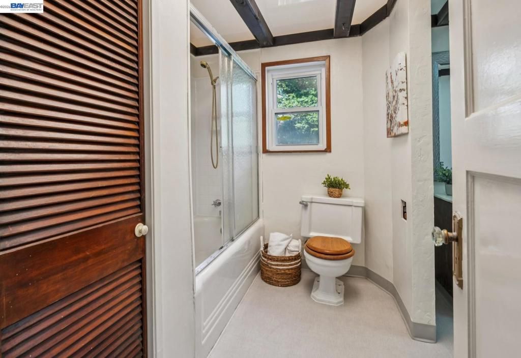 Image 11 of property listing at 3231 Wisconsin St, Oakland, CA 94602