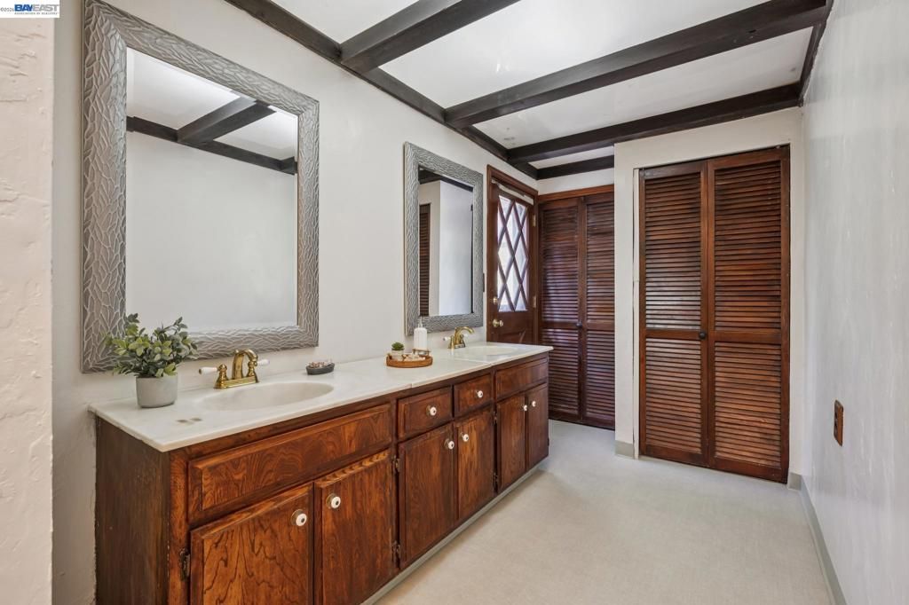 Image 12 of property listing at 3231 Wisconsin St, Oakland, CA 94602