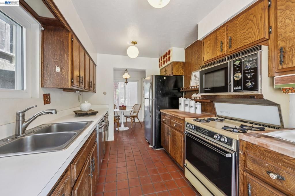 Image 9 of property listing at 3231 Wisconsin St, Oakland, CA 94602