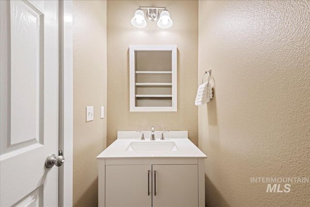 1128 W Creekbury Dr., Meridian, ID 83646