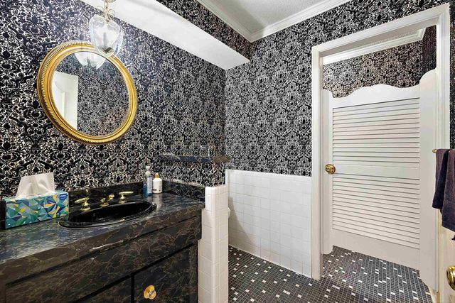 22815 Kelly Road, Eastpointe, MI 48021