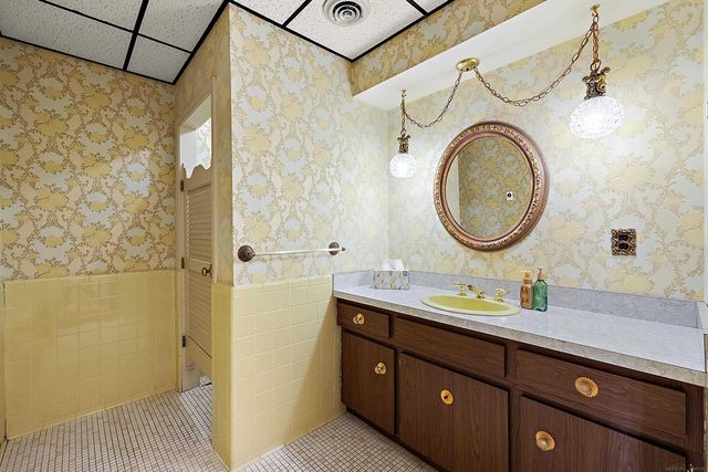 22815 Kelly Road, Eastpointe, MI 48021
