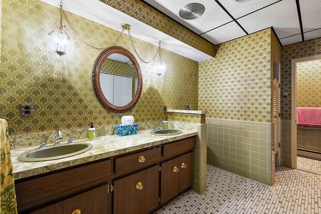 22815 Kelly Road, Eastpointe, MI 48021