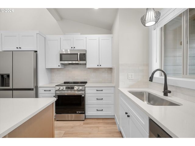 12282 Meadowlawn Dr, Oregon City, OR 97045