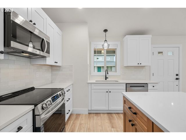 12282 Meadowlawn Dr, Oregon City, OR 97045
