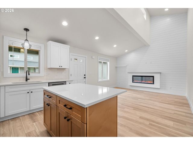 12282 Meadowlawn Dr, Oregon City, OR 97045