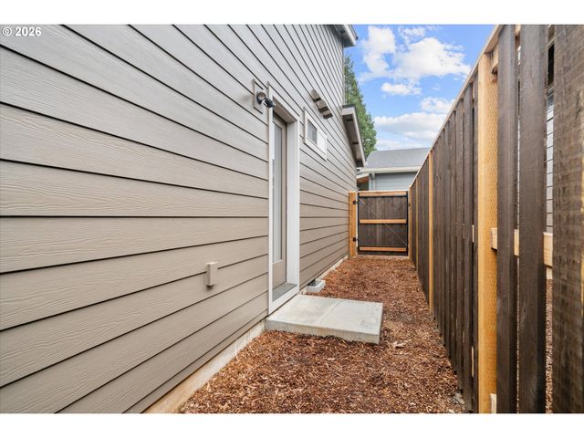 12282 Meadowlawn Dr, Oregon City, OR 97045