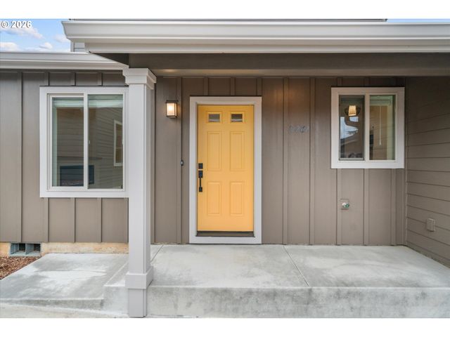 12282 Meadowlawn Dr, Oregon City, OR 97045