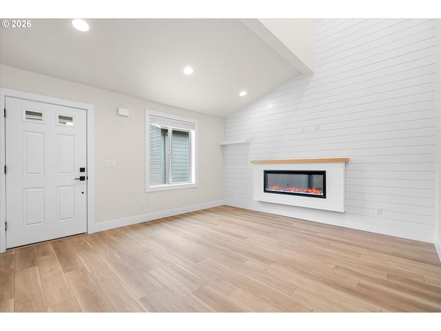 12282 Meadowlawn Dr, Oregon City, OR 97045