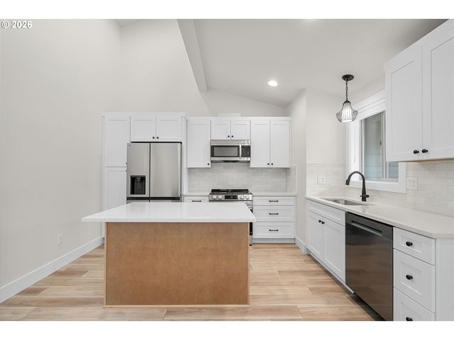 12282 Meadowlawn Dr, Oregon City, OR 97045