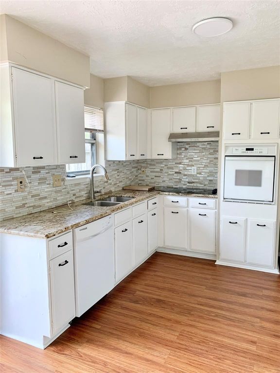 801 E Stadium Court, Friendswood, TX 77546