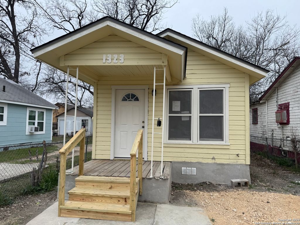 1323 Chalmers, San Antonio, TX 78211