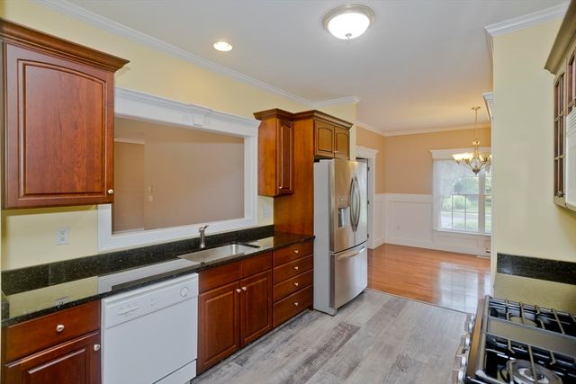 15 Avalon Place, Agawam, MA 01030