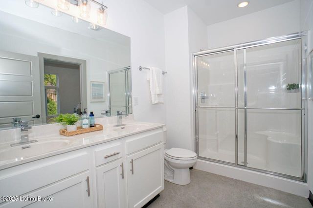 607 Burnett Farm Ln, Louisville, KY 40243