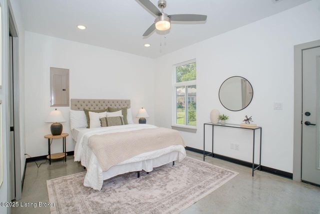 607 Burnett Farm Ln, Louisville, KY 40243